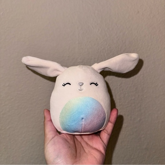 4” Robyne the bunny (rainbow belly) Squishmallow - Picture 1 of 3